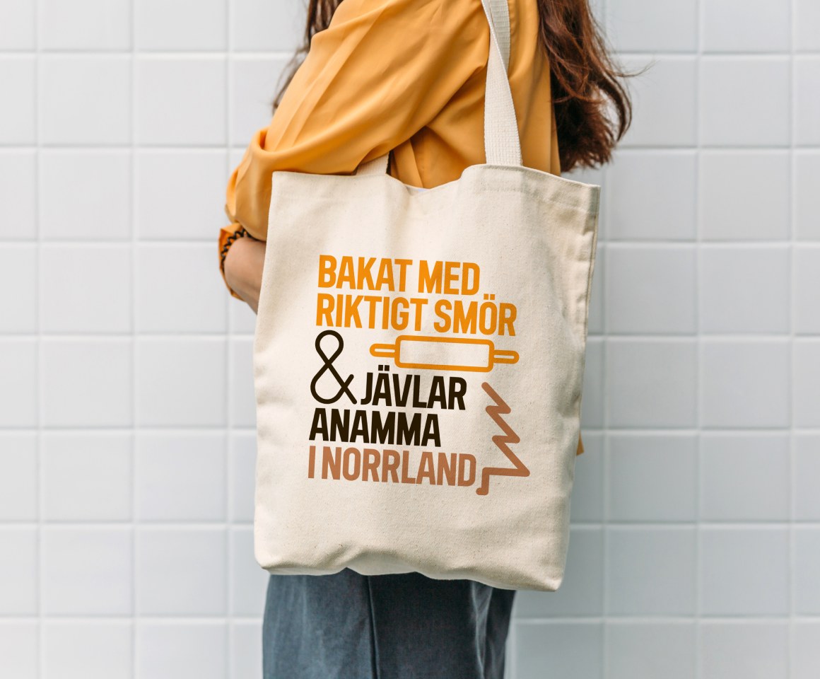 Tygkasse med texten Bakat med riktigt smör och jävlar anamma i Norrland